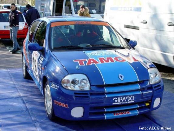 La Clio RS di Marco e Laura Gianesini prima della partenza del Rally Autoconsult (21/11/2004)