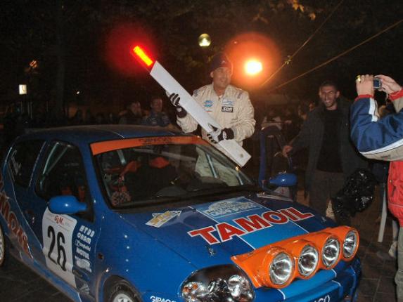 Gli amici della Rally Company regalano a Marco Gianesini un bel paracarro all'arrivo del Rally Autoconsult (21/11/2004)
