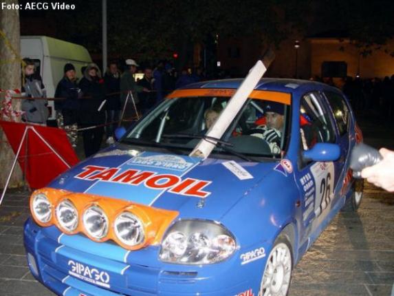 Marco e Laura Gianesini vanno in parco chiuso con il paracarro sul parabrezza al Rally Autoconsult (21/11/2004)